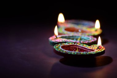 Diwali kutlaması sırasında renkli kil Diya (Fener) lambaları yandı. Selamlar Kart Tasarımı Hint Hindu Işık Festivali Diwali.