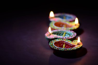 Diwali kutlaması sırasında renkli kil Diya (Fener) lambaları yandı. Selamlar Kart Tasarımı Hint Hindu Işık Festivali Diwali.