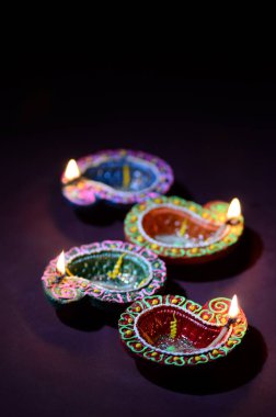 Diwali kutlaması sırasında renkli kil Diya (Fener) lambaları yandı. Selamlar Kart Tasarımı Hint Hindu Işık Festivali Diwali.