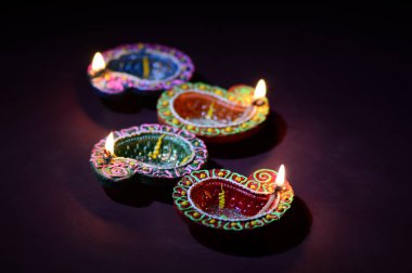 Diwali kutlaması sırasında renkli kil Diya (Fener) lambaları yandı. Selamlar Kart Tasarımı Hint Hindu Işık Festivali Diwali.