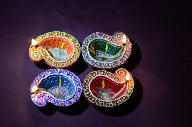 Diwali kutlaması sırasında renkli kil Diya (Fener) lambaları yandı. Selamlar Kart Tasarımı Hint Hindu Işık Festivali Diwali.