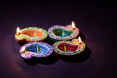 Diwali kutlaması sırasında renkli kil Diya (Fener) lambaları yandı. Selamlar Kart Tasarımı Hint Hindu Işık Festivali Diwali.