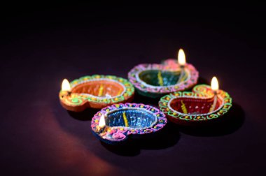Diwali kutlaması sırasında renkli kil Diya (Fener) lambaları yandı. Selamlar Kart Tasarımı Hint Hindu Işık Festivali Diwali.
