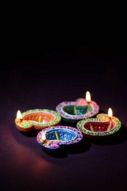 Diwali kutlaması sırasında renkli kil Diya (Fener) lambaları yandı. Selamlar Kart Tasarımı Hint Hindu Işık Festivali Diwali.
