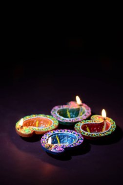 Diwali kutlaması sırasında renkli kil Diya (Fener) lambaları yandı. Selamlar Kart Tasarımı Hint Hindu Işık Festivali Diwali.