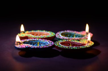 Diwali kutlaması sırasında renkli kil Diya (Fener) lambaları yandı. Selamlar Kart Tasarımı Hint Hindu Işık Festivali Diwali.