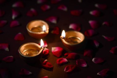 Geleneksel kil diya lambaları diwali kutlaması sırasında yanar