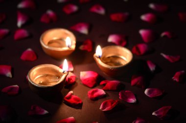 Geleneksel kil diya lambaları diwali kutlaması sırasında yanar