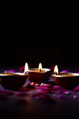 Geleneksel kil diya lambaları diwali kutlaması sırasında yanar