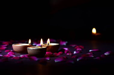 Geleneksel kil diya lambaları diwali kutlaması sırasında yanar