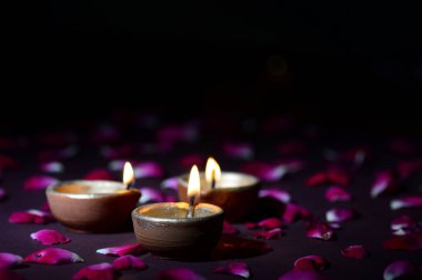 Geleneksel kil diya lambaları diwali kutlaması sırasında yanar