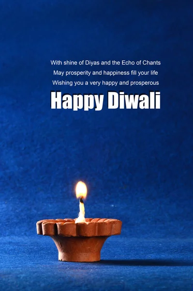 Клэй Ди лампы зажгли во время празднования Дивали. Поздравления Card Design Indian Hindu Light Festival called Diwali — стоковое фото