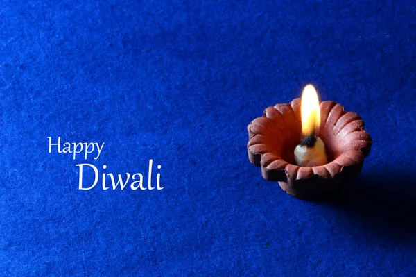 Lámparas de arcilla diya encendidas durante la celebración de Diwali. Saludos Card Design Indian Hindu Light Festival llamado Diwali — Foto de Stock