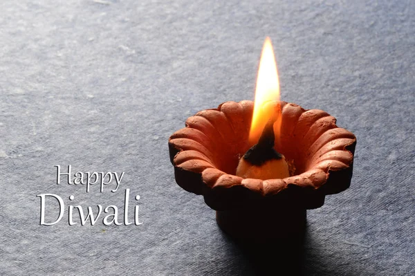 Lámparas de arcilla diya encendidas durante la celebración de Diwali. Saludos Card Design Indian Hindu Light Festival llamado Diwali — Foto de Stock