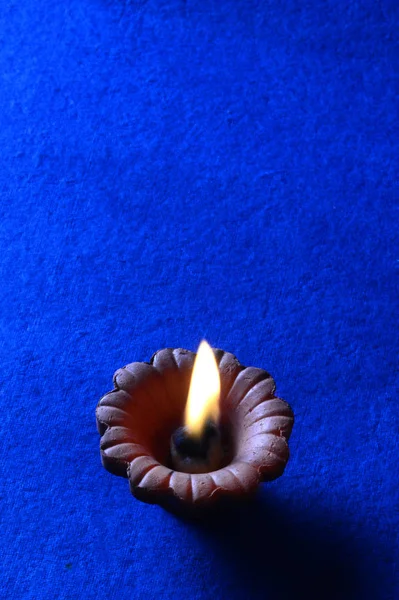 클레이 디야 램프는 Diwali Celebration 동안 점화 되었다. 인사 카드 디자인 인도의 빛 축제인 디 왈리 (Diwali) — 스톡 사진