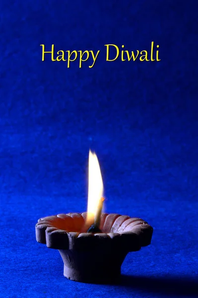 Lámparas de arcilla diya encendidas durante la celebración de Diwali. Saludos Card Design Indian Hindu Light Festival llamado Diwali — Foto de Stock