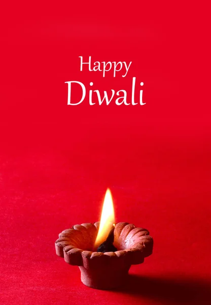 Lâmpadas de diya de barro acesas durante a celebração de Diwali. Saudações Card Design Indian Hindu Light Festival chamado Diwali — Fotografia de Stock