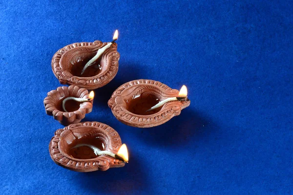 Diwali kutlamaları sırasında Clay diya lambaları yandı. Selamlar Kart Tasarımı Hint Hindu Işık Festivali Diwali