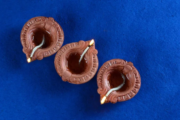 Lampy Clay Diya zapalone podczas uroczystości Diwali. Projektowanie kart pozdrowienia Indian Hindu Light Festival o nazwie Diwali — Zdjęcie stockowe