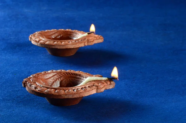 Diwali kutlamaları sırasında Clay diya lambaları yandı. Selamlar Kart Tasarımı Hint Hindu Işık Festivali Diwali