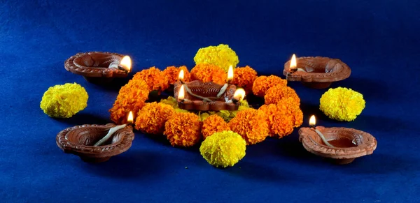 Diwali kutlamaları sırasında Clay diya lambaları yandı. Selamlar Kart Tasarımı Hint Hindu Işık Festivali Diwali