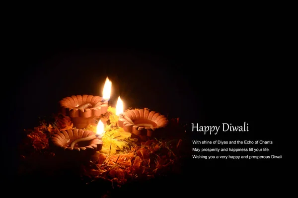 Lâmpadas de diya de barro acesas durante a celebração de Diwali. Saudações Card Design Indian Hindu Light Festival chamado Diwali — Fotografia de Stock