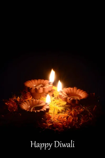 Lámparas de arcilla diya encendidas durante la celebración de Diwali. Saludos Card Design Indian Hindu Light Festival llamado Diwali —  Fotos de Stock
