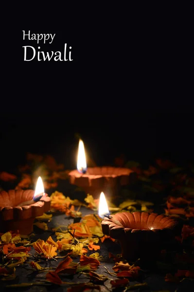 在Diwali庆典期间点燃了粘土灯。设计名为Diwali的印度印度教灯节贺卡 — 图库照片