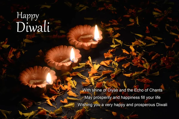 Lâmpadas de diya de barro acesas durante a celebração de Diwali. Saudações Card Design Indian Hindu Light Festival chamado Diwali — Fotografia de Stock