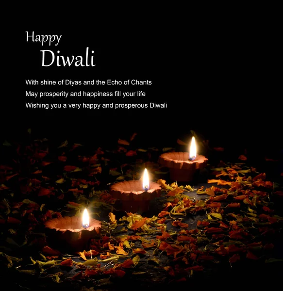 Lampade Clay diya accese durante la celebrazione del Diwali. Greetings Card Design Indian Hindu Light Festival chiamato Diwali — Foto Stock