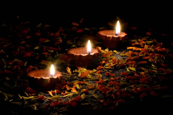 Lámparas de arcilla diya encendidas durante la celebración de Diwali. Saludos Card Design Indian Hindu Light Festival llamado Diwali —  Fotos de Stock