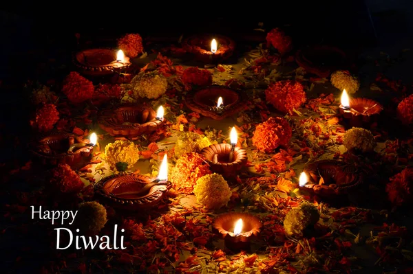 Klei diya lampen aangestoken tijdens Diwali Celebration. Gegroet kaart ontwerp Indiase Hindoe Light Festival genaamd Diwali — Stockfoto