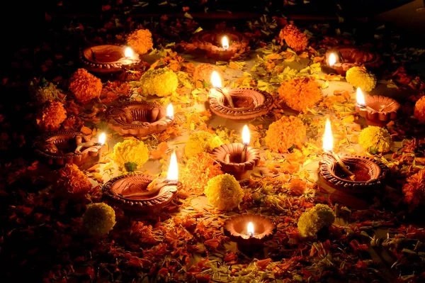 Clay diya lamps lit during Diwali Celebration. Greetings Card Design Indian Hindu Light Festival called Diwali — Stock Photo, Image