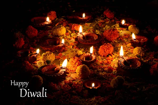 Clay Diya lámpák világítanak a Diwali Ünnepség alatt. Üdvözlet Kártyatervezés Indiai Hindu Fényfesztivál nevű Diwali — Stock Fotó