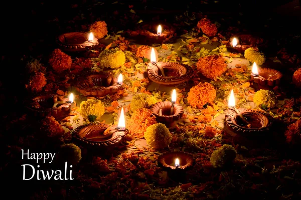 Lámparas de arcilla diya encendidas durante la celebración de Diwali. Saludos Card Design Indian Hindu Light Festival llamado Diwali — Foto de Stock