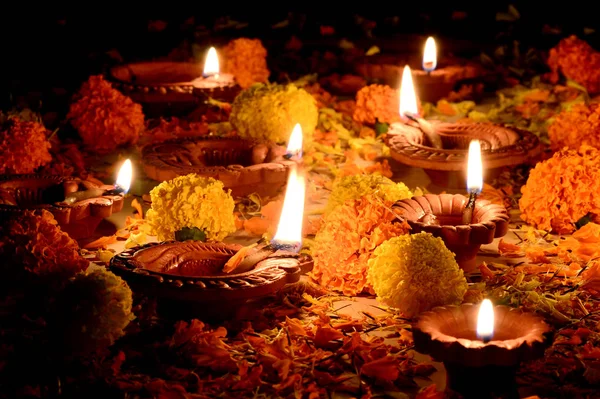 Lampade Clay diya accese durante la celebrazione del Diwali. Greetings Card Design Indian Hindu Light Festival chiamato Diwali — Foto Stock