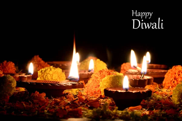 Φωτιστικά Clay diya αναμμένα κατά τη διάρκεια του εορτασμού Diwali. Χαιρετισμοί Σχεδιασμός καρτών Ινδική Ινδουιστικό Φεστιβάλ Φωτός που ονομάζεται Diwali — Φωτογραφία Αρχείου