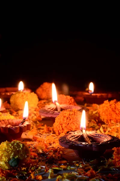 Lámparas de arcilla diya encendidas durante la celebración de Diwali. Saludos Card Design Indian Hindu Light Festival llamado Diwali — Foto de Stock