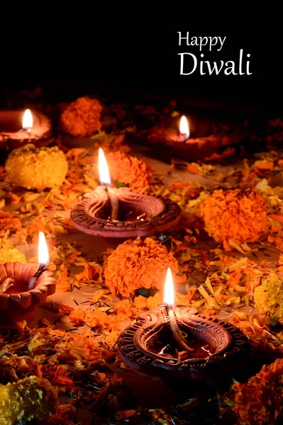 Lâmpadas de diya de barro acesas durante a celebração de Diwali. Saudações Card Design Indian Hindu Light Festival chamado Diwali — Fotografia de Stock