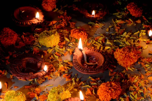 Lampade Clay diya accese durante la celebrazione del Diwali. Greetings Card Design Indian Hindu Light Festival chiamato Diwali — Foto Stock