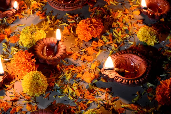 Lámparas de arcilla diya encendidas durante la celebración de Diwali. Saludos Card Design Indian Hindu Light Festival llamado Diwali — Foto de Stock