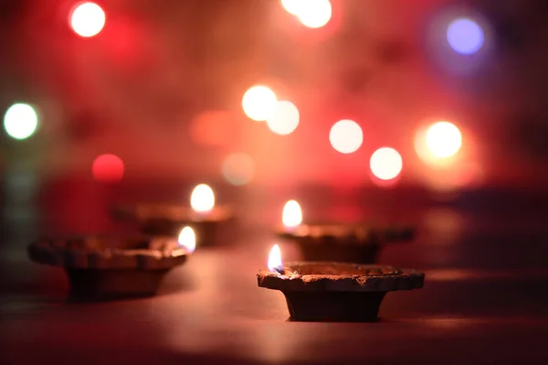 Lámparas de arcilla diya encendidas durante la celebración de Diwali. Saludos Card Design Indian Hindu Light Festival llamado Diwali —  Fotos de Stock