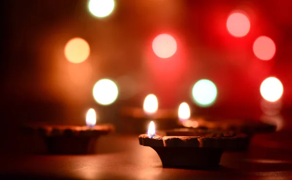 Lâmpadas de diya de barro acesas durante a celebração de Diwali. Saudações Card Design Indian Hindu Light Festival chamado Diwali — Fotografia de Stock