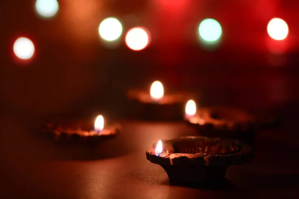 Klei diya lampen aangestoken tijdens Diwali Celebration. Gegroet kaart ontwerp Indiase Hindoe Light Festival genaamd Diwali — Stockfoto