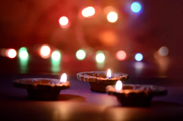 Klei diya lampen aangestoken tijdens Diwali Celebration. Gegroet kaart ontwerp Indiase Hindoe Light Festival genaamd Diwali — Stockfoto