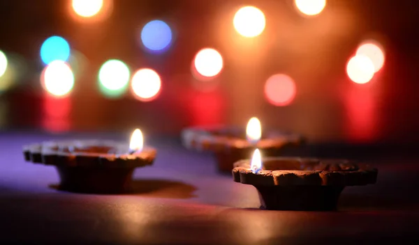 Lampy Clay Diya zapalone podczas uroczystości Diwali. Projektowanie kart pozdrowienia Indian Hindu Light Festival o nazwie Diwali — Zdjęcie stockowe