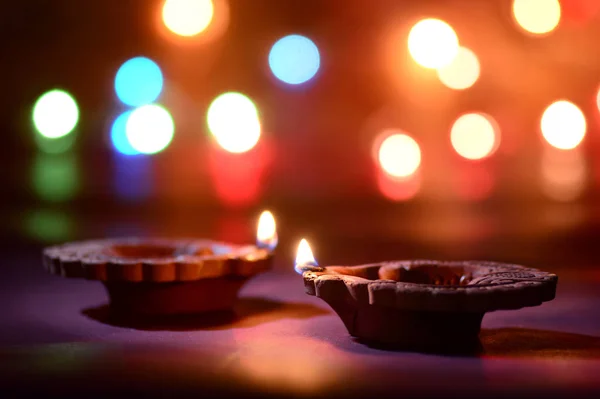 Klei diya lampen aangestoken tijdens Diwali Celebration. Gegroet kaart ontwerp Indiase Hindoe Light Festival genaamd Diwali — Stockfoto