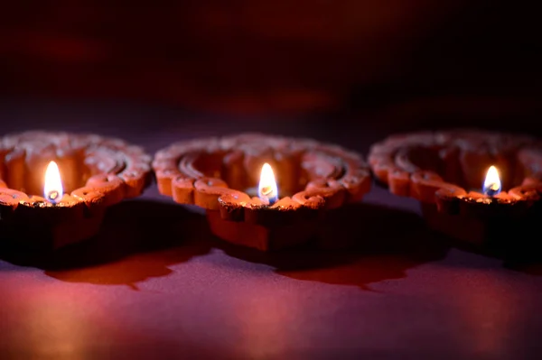 Diwali Celebration中に点灯クレイdiyaランプ。グリーティングカードデザイン｜インドのヒンズー教の光祭りDiwali — ストック写真