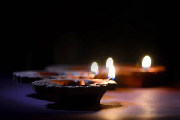 Kleurrijke klei Diya (Lantaarn) lampen aangestoken tijdens Diwali viering. Gegroet kaart ontwerp Indiase Hindoe Light Festival genaamd Diwali. — Stockfoto