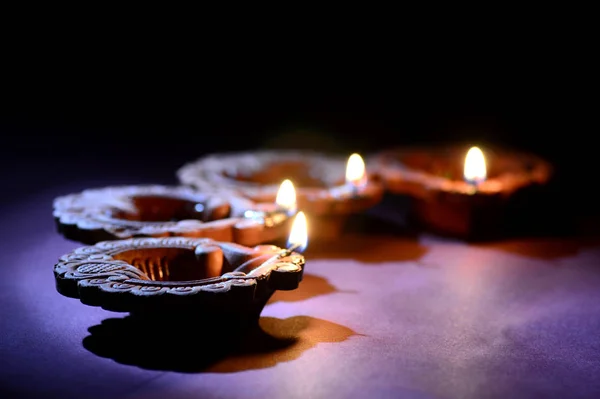 Colorful clay Diya (Lantern) lamps lit during Diwali celebration. Greetings Card Design Indian Hindu Light Festival called Diwali. — 图库照片